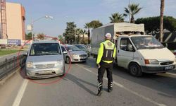 Aracını ana yola park ederek "Ceza yazmıyorlar" dedi: İki ceza birden yedi