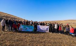 Bayburt’ta öğrenciler ve öğretmenler 300 fidanı toprakla buluşturdu