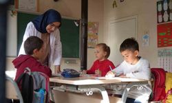 Bayburt’un dağ köyünün hem öğretmeni hem gelini: Zahide öğretmen 3 öğrencisine ışık oluyor