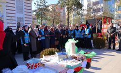 Bayburt'un farklı noktalarında Filistin yararına hayır çarşıları kuruldu