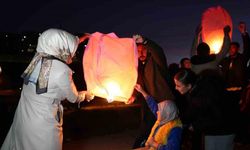 Özel öğrenciler eşit ve adil bir dünya için dilek fenerlerini gökyüzüne bıraktı