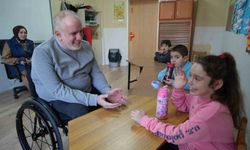 Tekerlekli sandalyeli öğretmen, özel öğrencilere rehber oluyor