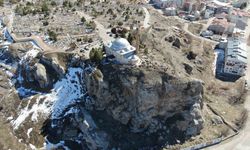 Uçurumun kıyısındaki sancaktar türbesi, her Cuma ziyaretçilerini ağırlıyor