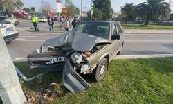 Yayaya çarpmamak için fren yaptı, direğe çarptı: 1 yaralı