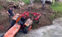 Seyir Halindeki Traktör Kanala Devrildi!