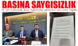 AK Parti Ortahisar’da Basın Toplantısında Gazetecilere Soru Listesi Dağıtıldı