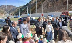 Minik Öğrencilerden Büyük Adım Cumhuriyet Ormanı’na İlk Fidanlar