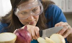 Gözyaşlarına Son! Soğan Doğrarken Ağlamayı Önleyen 3 Etkili Mutfak Hilesi