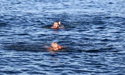 Giresun'da 'Sağlığa Kulaç At' etkinliğine katılanlar denizde yüzdü