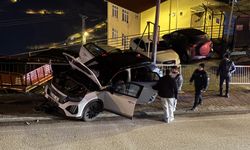 Artvin'de otomobilin park halindeki minibüse çarptığı kazada 3 kişi yaralandı