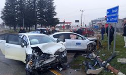 İki otomobilin çarpıştığı kazada 3 kişi yaralandı