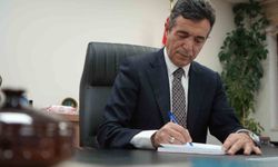 40 yıl önce mezun olduğu okula müdür olarak döndü: Bayburtlu eğitimci şimdi hatıra defteri tutuyor