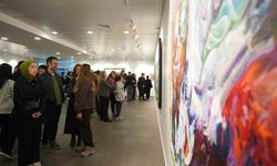 Akademisyenin 38 yıllık sanat yolculuğunu anlatan '38/50: Retro-Perspektif' sergisi
