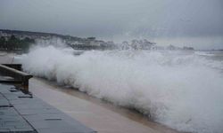 Karadeniz'de fırtına sahili vurdu: Dev dalgalar taşları kıyıya sürükledi