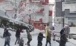 Kaydıkları alanı temizlemeye gelen iş makinesine kartoplarıyla karşılık verdiler