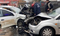 üç aracın karıştığı kaza: 6 yaralı