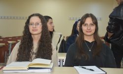 İkiz kardeşlerin eğitim hayatı üniversitede de aynı sırada devam ediyor
