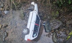 Araklı’da Feci Kaza: Araç Dereye Yuvarlandı, 2 Yaralı