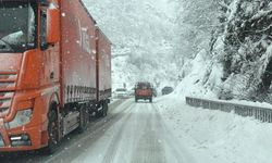 Tilkibeli mevkiinde çığ nedeniyle kapanan yol kontrollü olarak ulaşıma açıldı