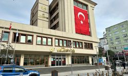 Başkan Sarıalioğlu’ndan Oflulara Bayrak Çağrısı ; Of’ta Ev ve İş Yerleri Ay Yıldızlı Bayraklarla Donatılıyor