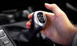 Arabada vites kolu neden sıkışır? Şanzıman arızası sanılıyor ama gerçek farklı