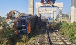 Tayland’da Korkunç Tren Kazası: Dev Vinç Vagonun Üzerine Düştü