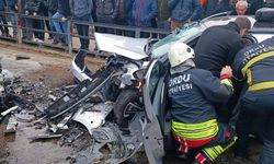 İki otomobilin çarpıştığı kazada 1 kişi öldü, 4 kişi yaralandı