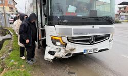 Kırmızı Işıkta Durmadı! Yolcu Otobüsü Otomobile Çarptı...