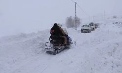 Bayburt'ta yolu kapalı köydeki hasta kar motoruyla ambulansa taşındı