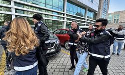 Bir kişinin araçta bıçak ve satırla öldürülmesine ilişkin 3 şüpheli adliyede