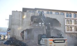 Havza'da sel ve taşkınları önleme çalışmaları kapsamında iş yerlerinin yıkımı başladı