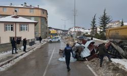 Kuvvetli rüzgar nedeniyle okul çatısının bir bölümü yola düştü