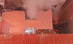 İki katlı binada çıkan yangın hasara neden oldu