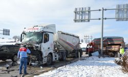 Samsun'da tır ile kamyon çarpıştı, 2 kişi yaralandı
