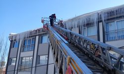 Bayburt'ta tehlike oluşturan buz sarkıtları temizleniyor