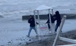 Cankurtaran kulübesini denize atmak isteyen 3 çocuğa polis müdahalesi