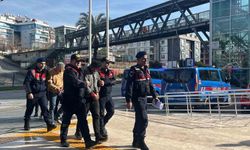 Jandarmayı görünce çaldıkları avokadoları bırakıp kaçtılar