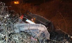 Otomobil 3 metre yükseklikten yuvarlandı: Sürücü yara almadan kurtuldu