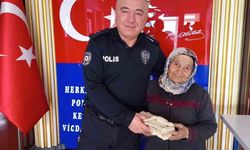 Tomarzalı yaşlı kadın, ördüğü çoraplarla yürekleri ısıttı