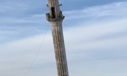 Yenisi yapılınca eski caminin minaresi kontrollü bir şekilde yıkıldı