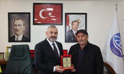 Arsin Belediye Başkanı Hamza Bilgin’den emekliye ayrılan personellere plaket