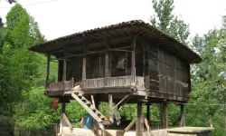 Gümüşhane’nin Yücebelen Köyünde Zamana Direnen Yapılar Yok Oluyor