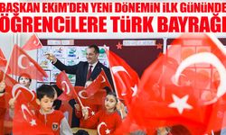 Akçaabat Belediye Başkanı Osman Nuri Ekim, eğitim yılının ilk gününde öğrencilere Türk bayrağı dağıttı