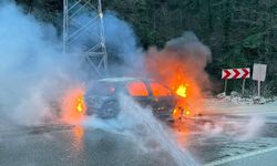 Cankurtaran Tüneli Yakınlarında Araç Alev Aldı: Hurdaya Döndü