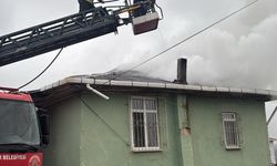 2 katlı binanın çatısında çıkan yangın söndürüldü