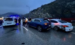 5 otomobilin karıştığı zincirleme trafik kazasında 2 kişi yaralandı