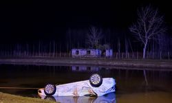 Sulama kanalına devrilen otomobilin sürücüsü öldü, 1 kişi yaralandı