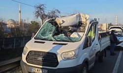 Tıra çarpan kamyonetin sürücüsü öldü