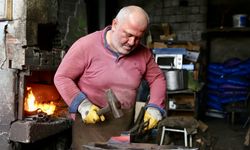 Tutkuyla dövdüğü demir ve çeliği yaklaşık 40 yıldır tarım aletlerine dönüştürüyor