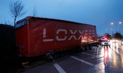 Yoldan çıkan tırın sürücüsü yaralandı